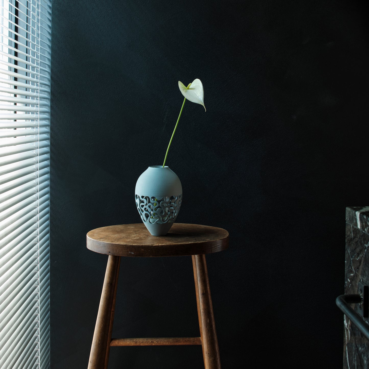 フラワーベース　NB2 Fine Edition　花瓶　花器　3Dプリント　3Dプリンター　インテリア　ガラス　プラスチック　使用イメージ　リビングGogoCollective　GoGo1122